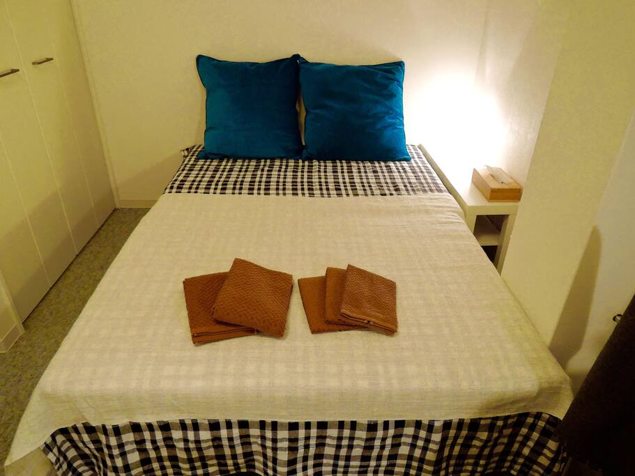 部屋にダブルベッド1つ、予備布団を用意しています!!
Double bed one in the room, offers a spare futon! !
방에 더블 침대 1 개, 여분 이불을 준비하고 있습니다! !
双人床一个在房间里,提供了一个备用的被褥! !
