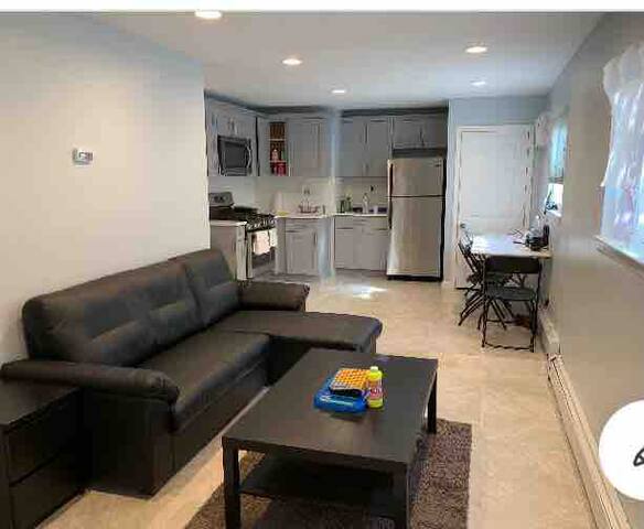 Lovely 2 Bedroom Apartment 2 blocks from the Beach gallery image 2