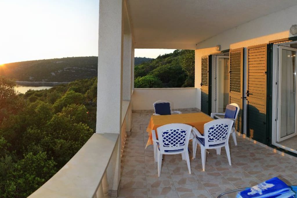 Die überdachte Terrasse des Hauses in Abendstimmung