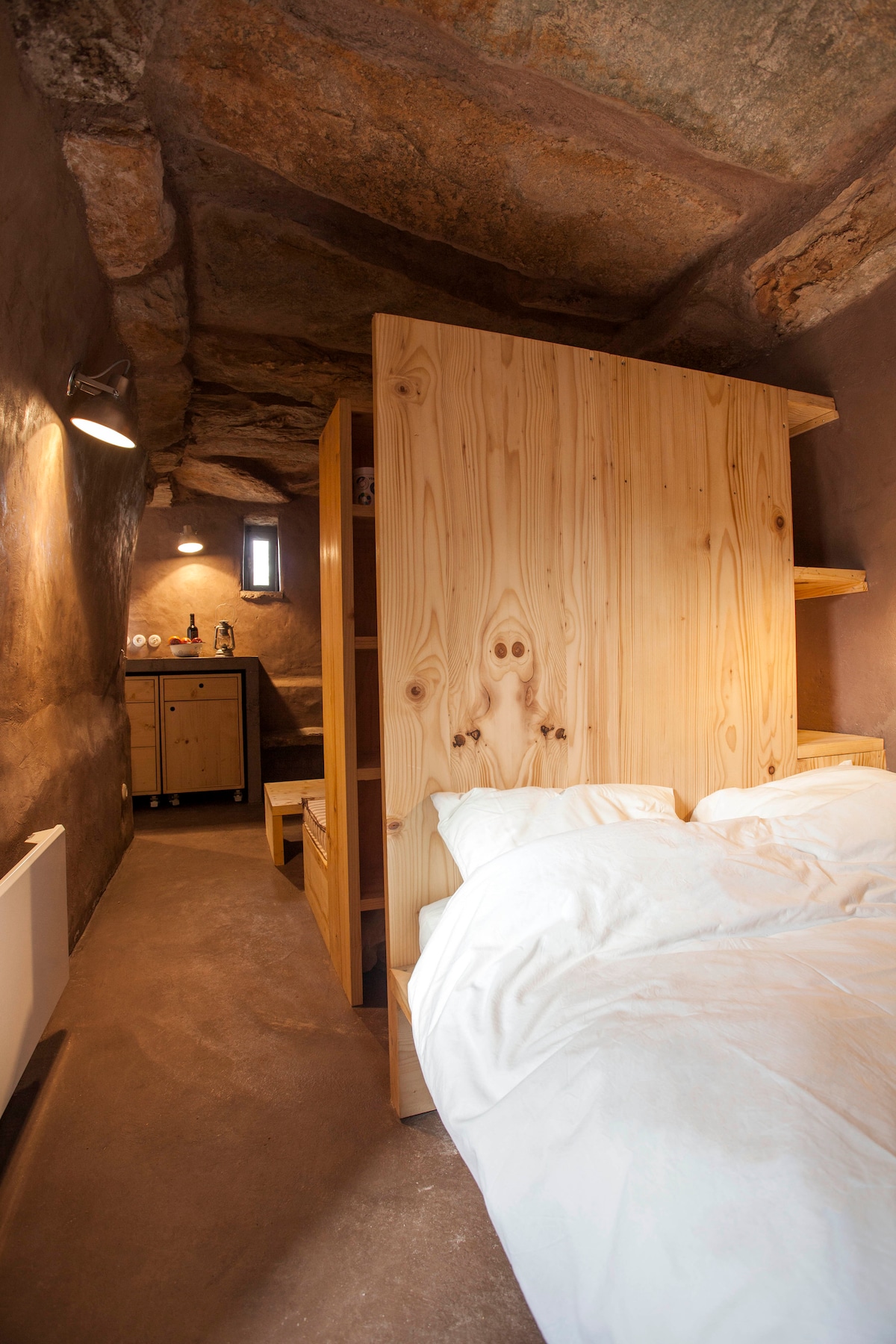 La cama matrimonial y el armario, 140.