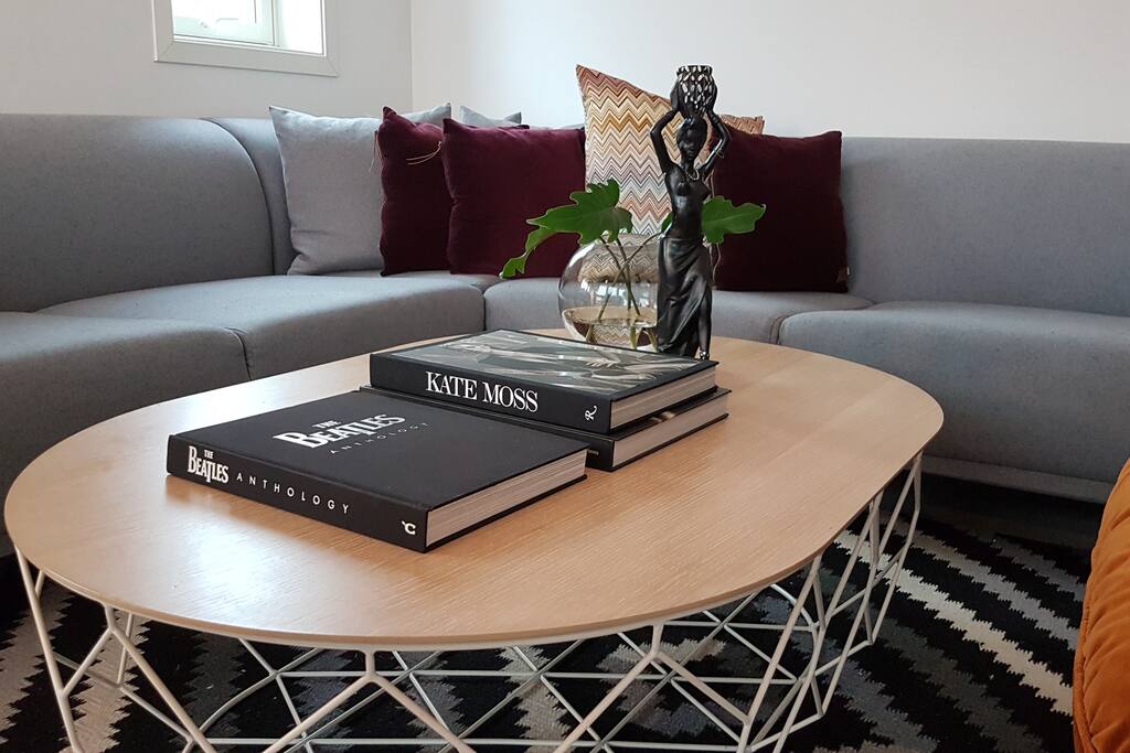 Stue med stor sofa