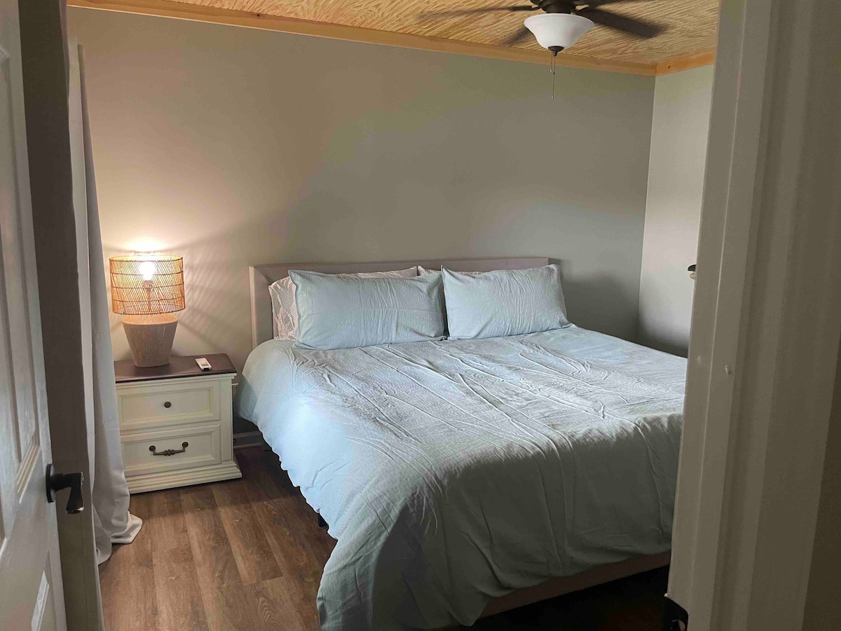 ห้องนอน #3 เตียงคิงไซส์ระดับทะเลสาบพร้อมโต๊ะข้างและหน้าอก