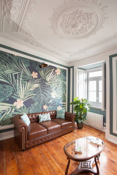 Lisbon Old Fashioned Living Room with ceiling medalion