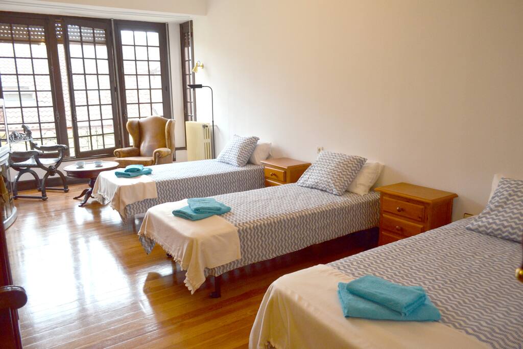 Habitación triple con rincón lectura y TV