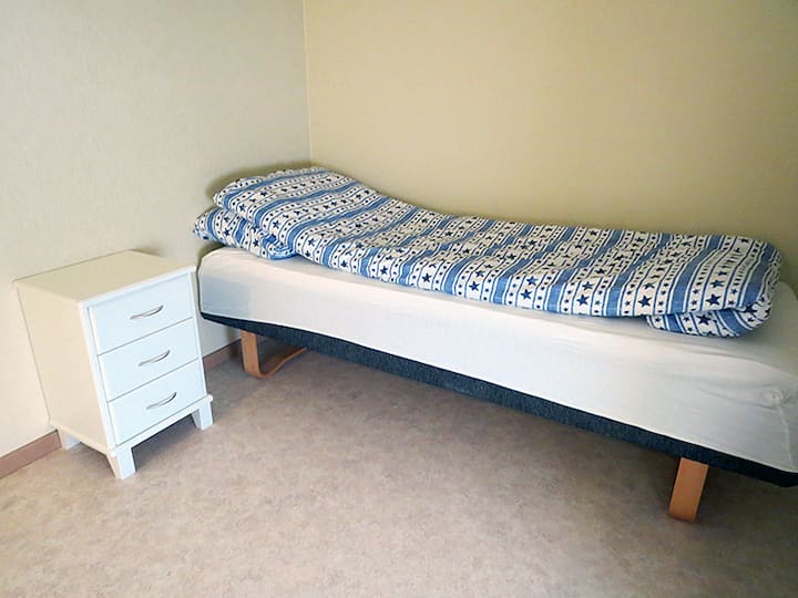 2. spavaća soba - jedan krevet. Kuća ima posteljinu i ručnike koji su uključeni u cijenu.