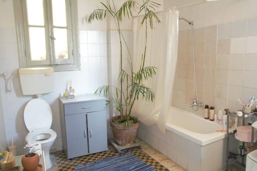 well maintained bathroom