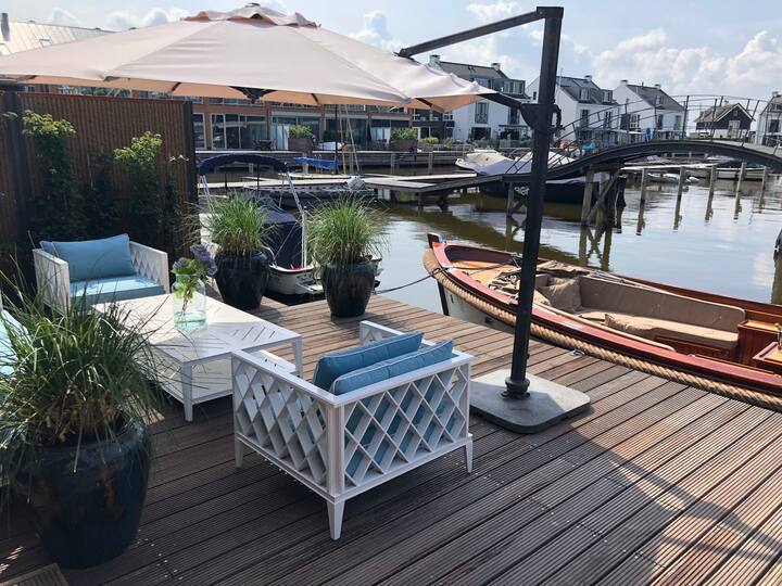 Luxury villa directly on the Loosdrechtse lakes!