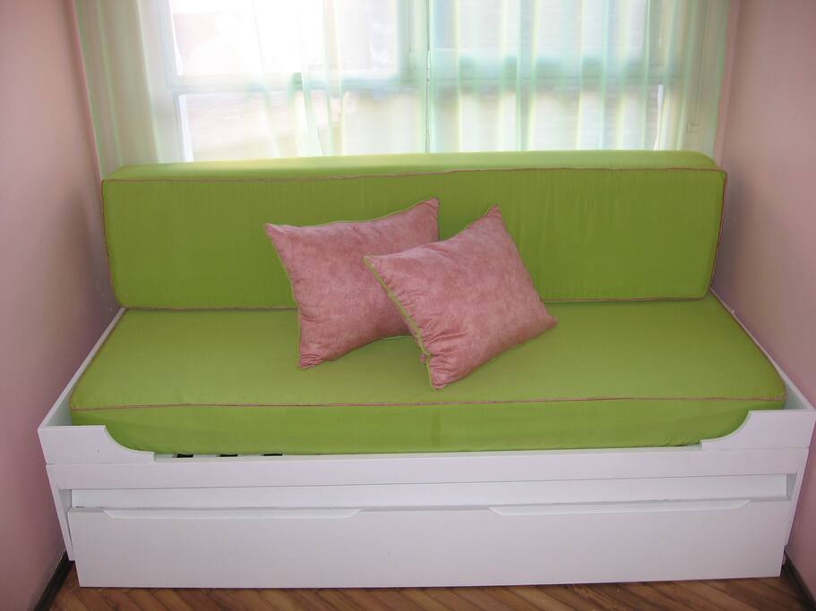 Dormitorio con cama individual