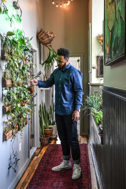 Show full-screen, host-provided image