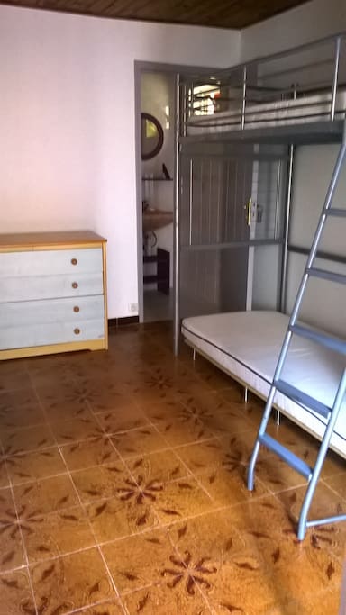 LA CHAMBRE AVEC 2 LITS SIMPLES ET COMMODE