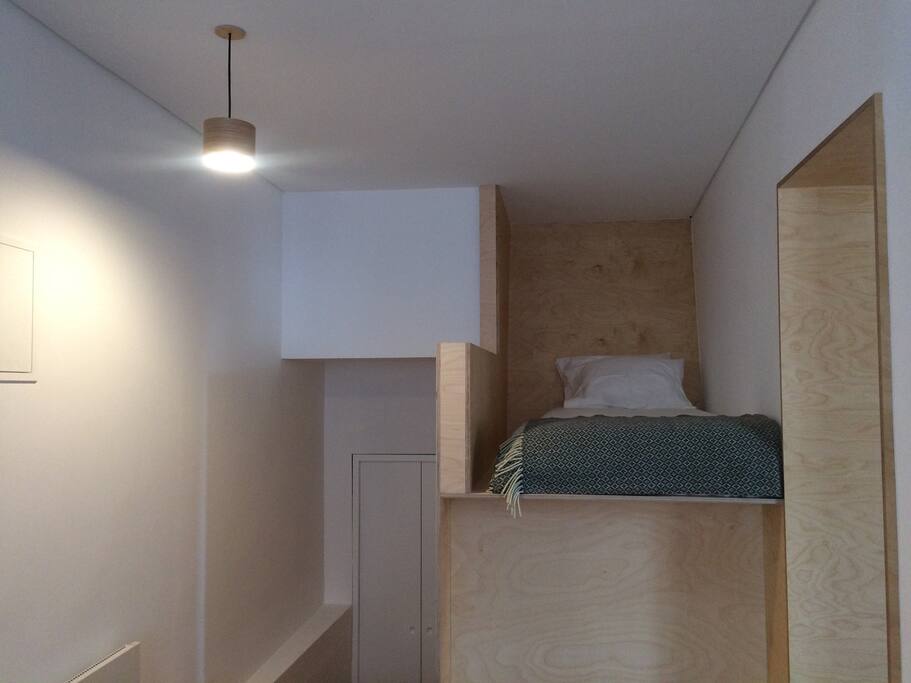 Quarto vista de entrada e cama alta
