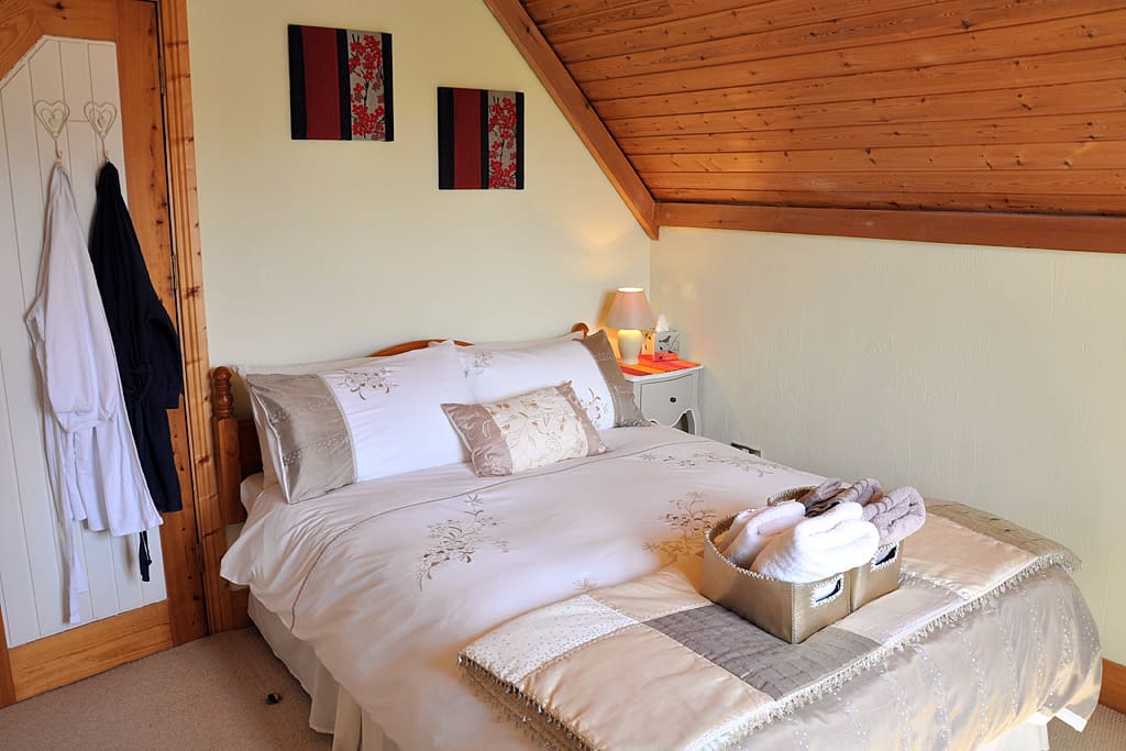 Your cosy bedroom (approx. 9 m²) with a 4-ft bed.