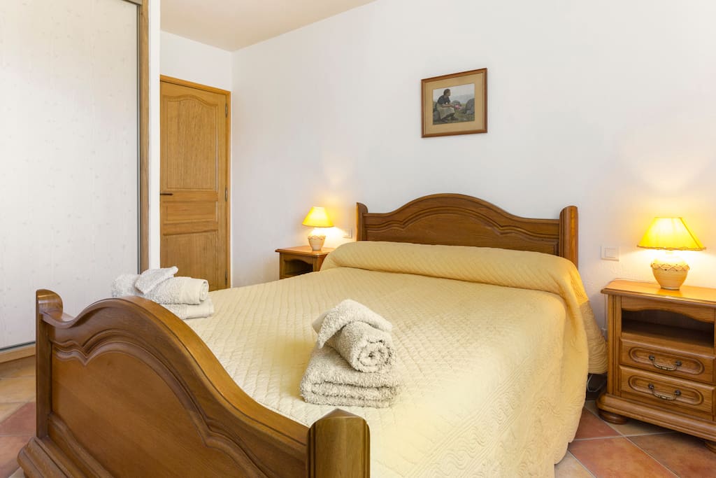 Grande chambre. Chambre N°1 avec placard spacieux.