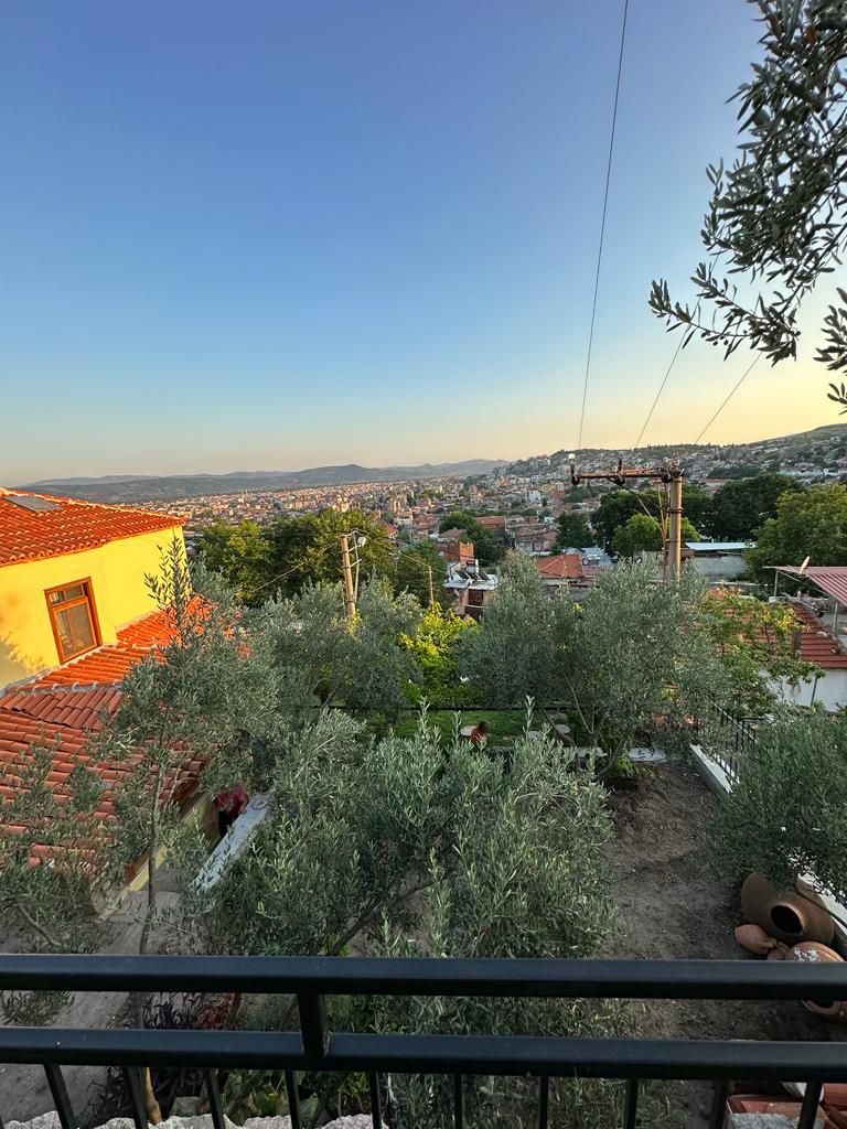 Akropol'ün Eteğinde Taş Ev.(Evin Tamamı)