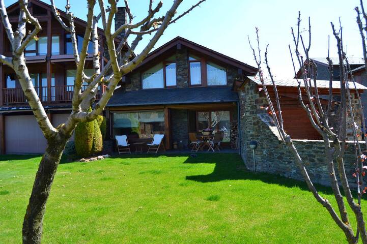 Semi-detached house with large garden in Fontanals