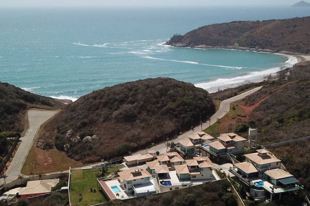 Foto de drone do condominio e da praia Brava.