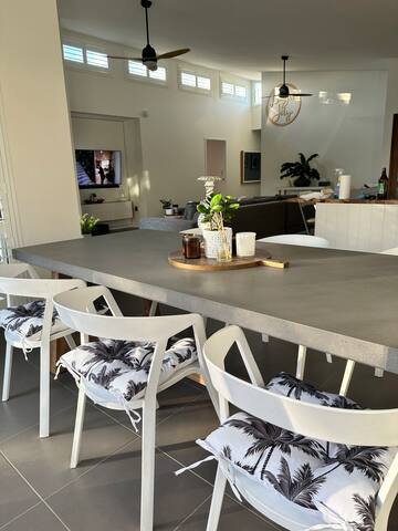 Light & bright 4 bedroom home with pool gallery image 5