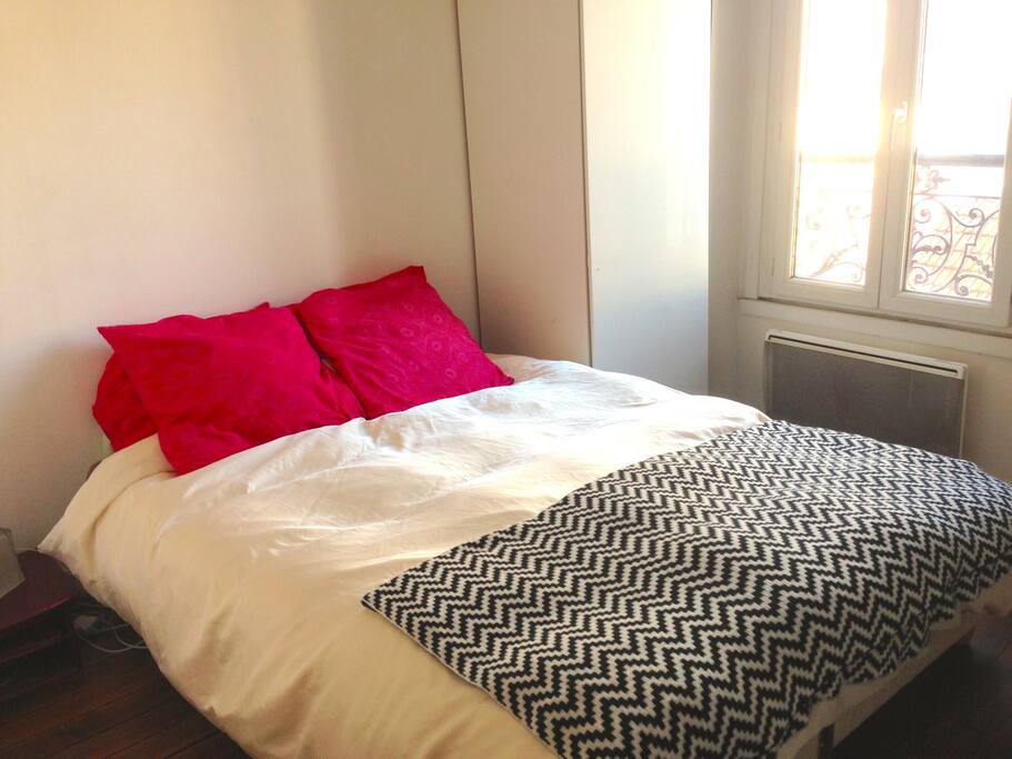 Chambre 1 : 12m2, Rangements, calme, vue sur Père Lachaise, radiateur électrique, parquet, miroir taille humaine.