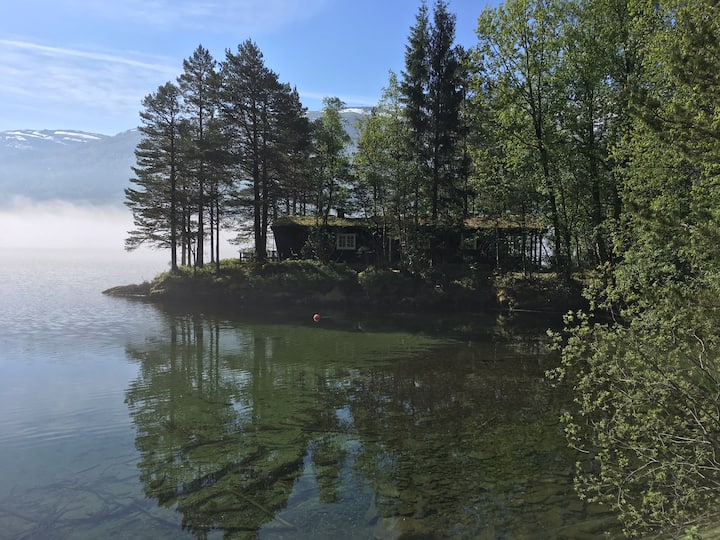 Sérénité Et Paix Sur Une Péninsule Lacustre Isolée - Nordfjordeid