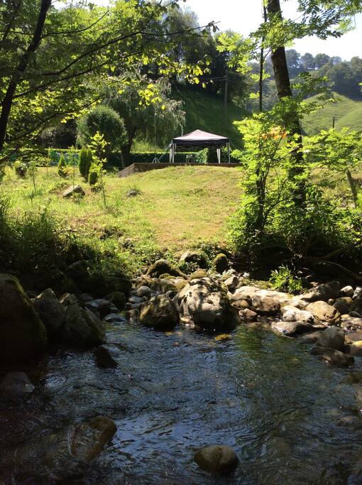 Precioso rio de montaña discurre por la zona verde privada