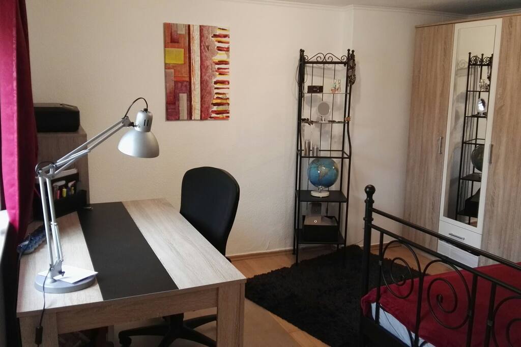 Schreibtisch mit Tageslicht