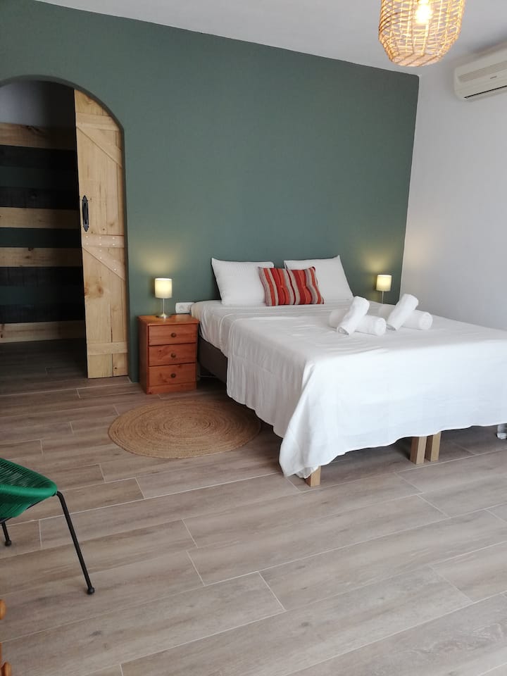 Лагуна - намира се край басейна. Отделен вход, вътрешен двор и самостоятелна баня.