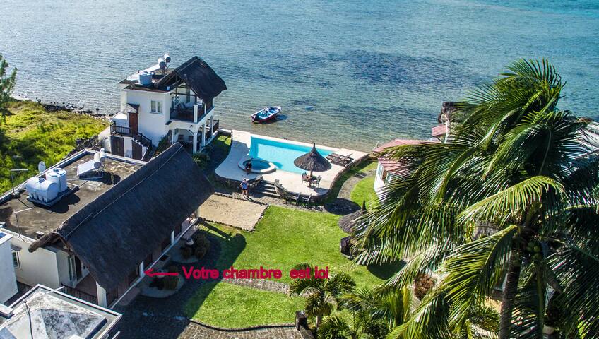 chambre avec piscine au bord du lagon aquarella