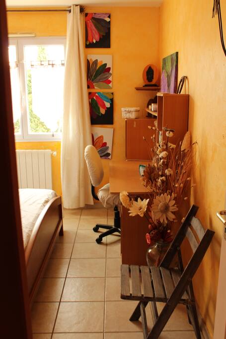 Bureau dans la chambre