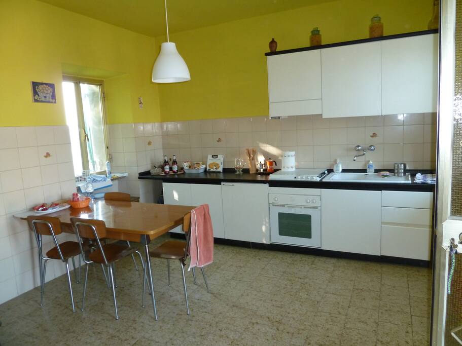 Ampia cucina/soggiorno luminoso.
