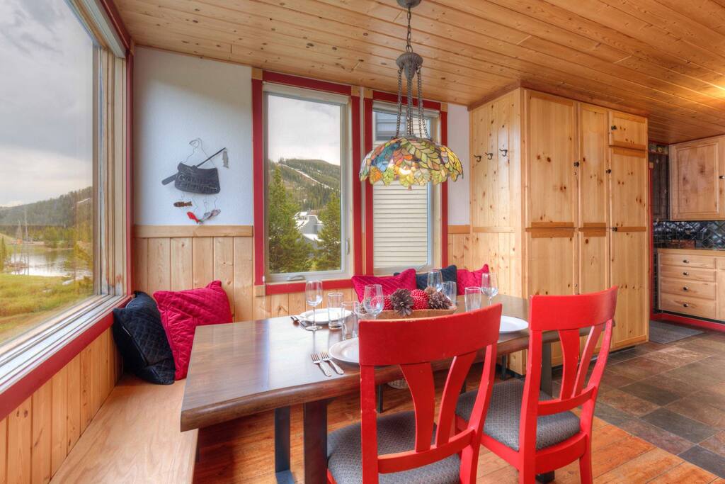 Dining area-Great view of Lake Levinsky- Seats up to 6
