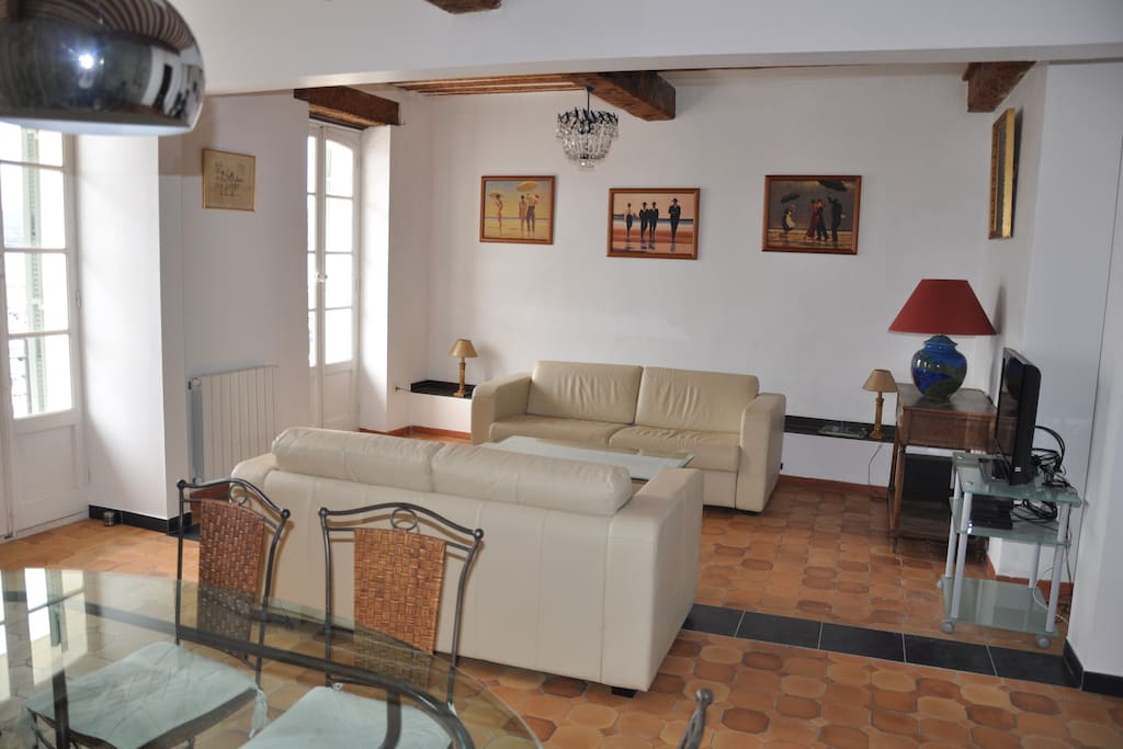 Grand pièce à vivre avec vue sur port - Large living room with view