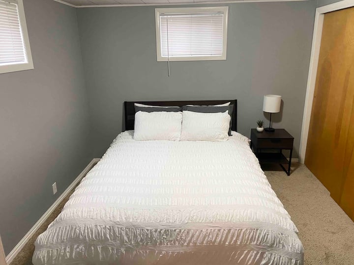 2e chambre. Lit queen neuf.