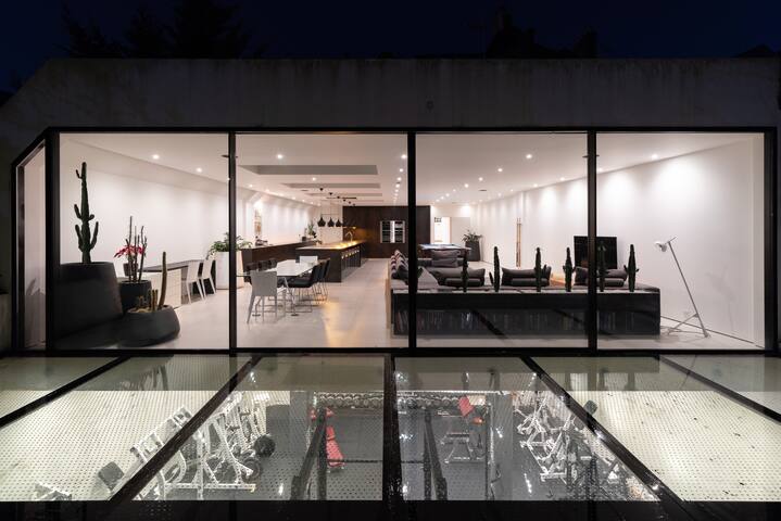Luxury Large Modern London Townhouse: Cinema, Gym gallery image 3