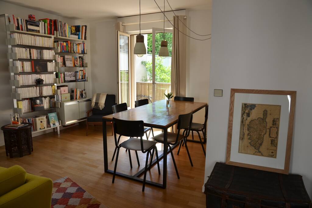 Living room : dinner area and access to the balcony