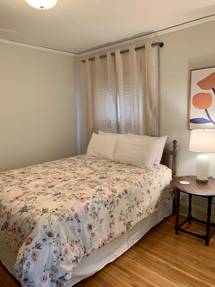 חדר שינה מס '2 בקומה הראשית, מיטת קווין סייז