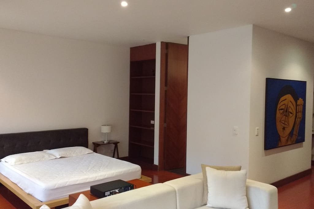 Alcoba y entrada a baño con vestier