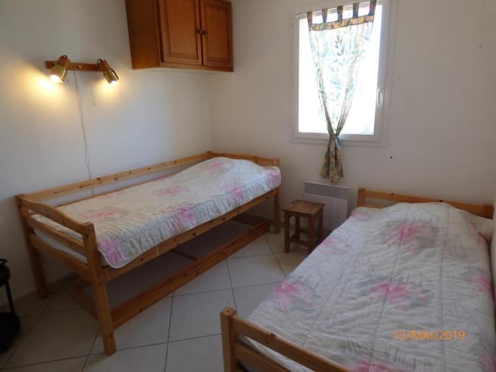 غرفة نوم في الطابق الأول مجهزة بسريرين وخزانة كبيرة 