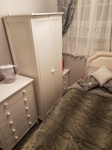 Leeds. Single Room 2.4 m  Airport incl. Breakfast