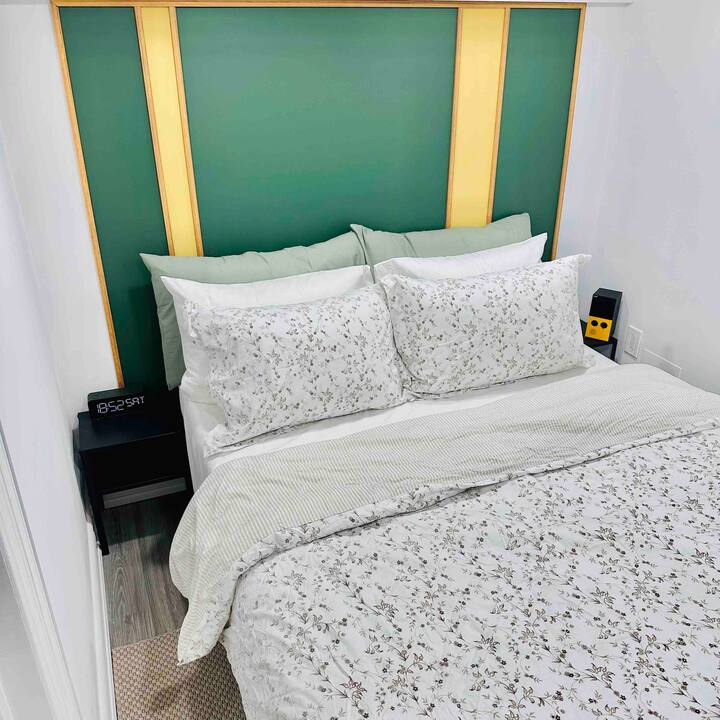 Do të kesh një krevat të rehatshëm, komodinë, stacion karikimi dhe një gjumë të mirë gjatë natës