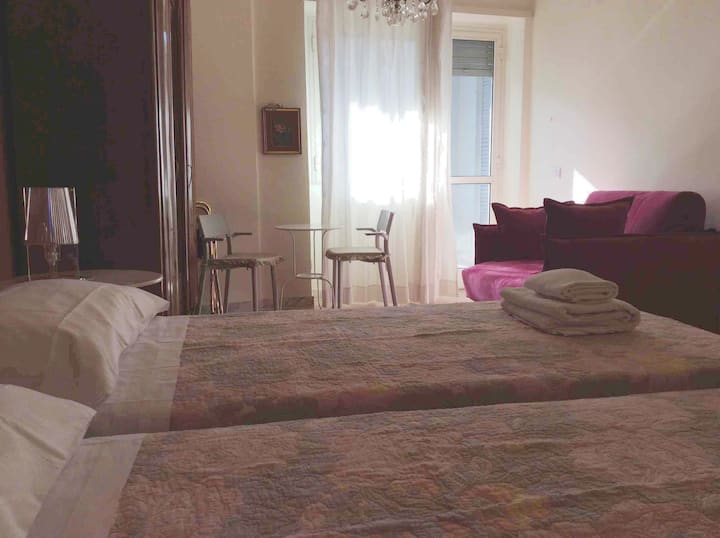 Chumba cha kulala mara tatu, vitanda 2 vya mtu mmoja (au kitanda cha watu wawili ikiwa inahitajika) pamoja na kitanda kizuri sana cha kiti cha mkono