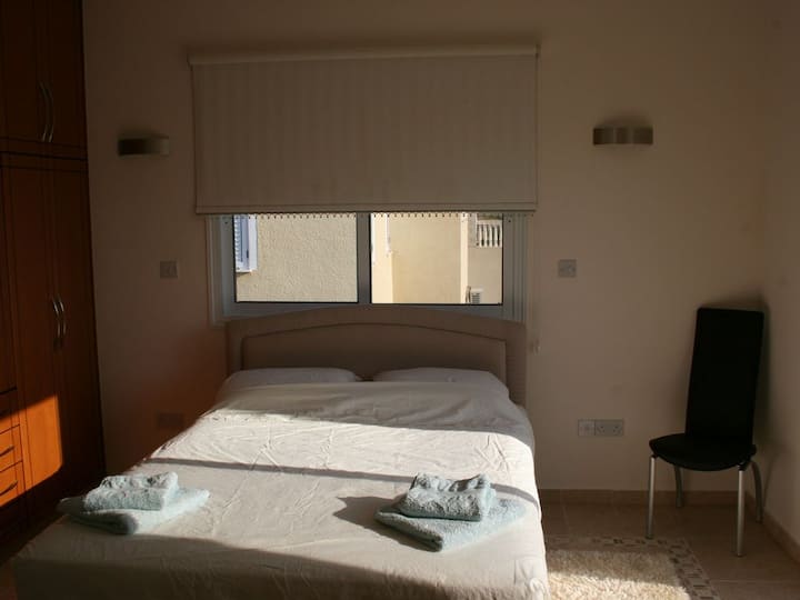 卧室2加大双人床