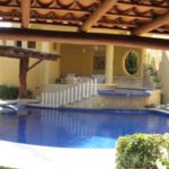 SALA EXTERIOR, ALBERCA Y BAR