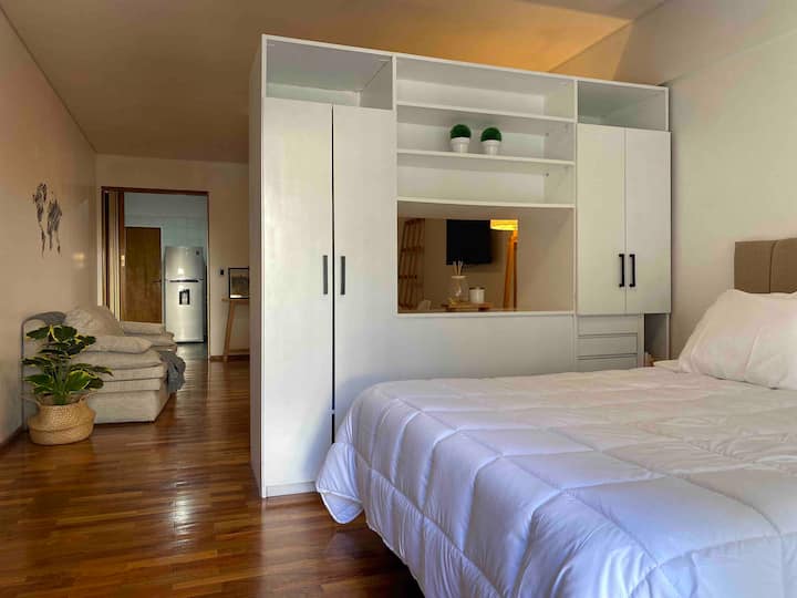 Kitanda cha ukubwa wa Malkia chenye mwonekano wa sebule.