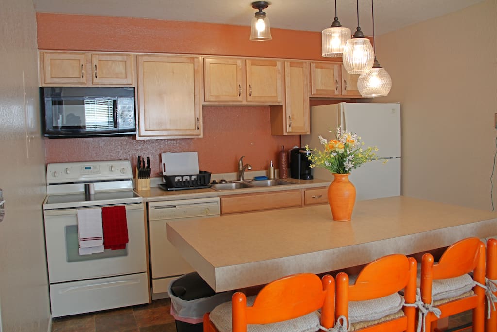 Full Kitchen and Dining Island