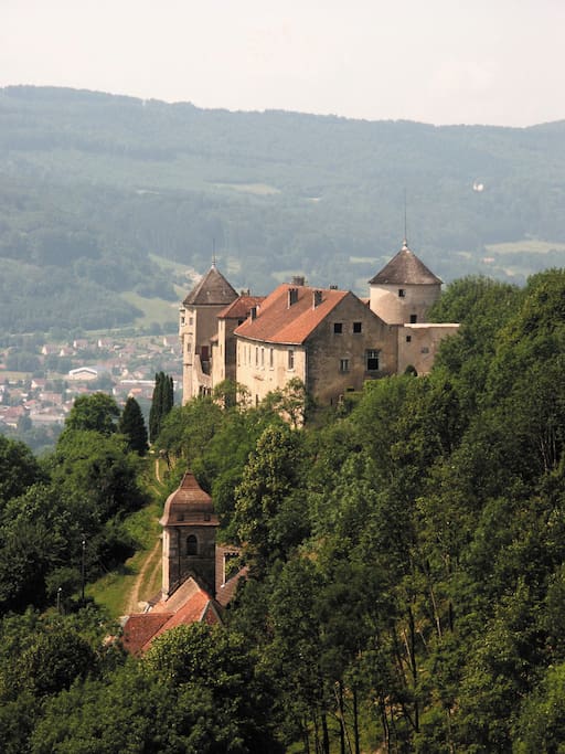 Le Château de Belvoir et l'église du village