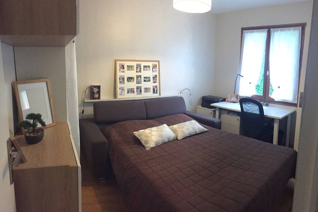 Le canapé en version dépliée. Un matelas bultex tout neuf + un surmatelas pour le moelleux. Taille 160cm