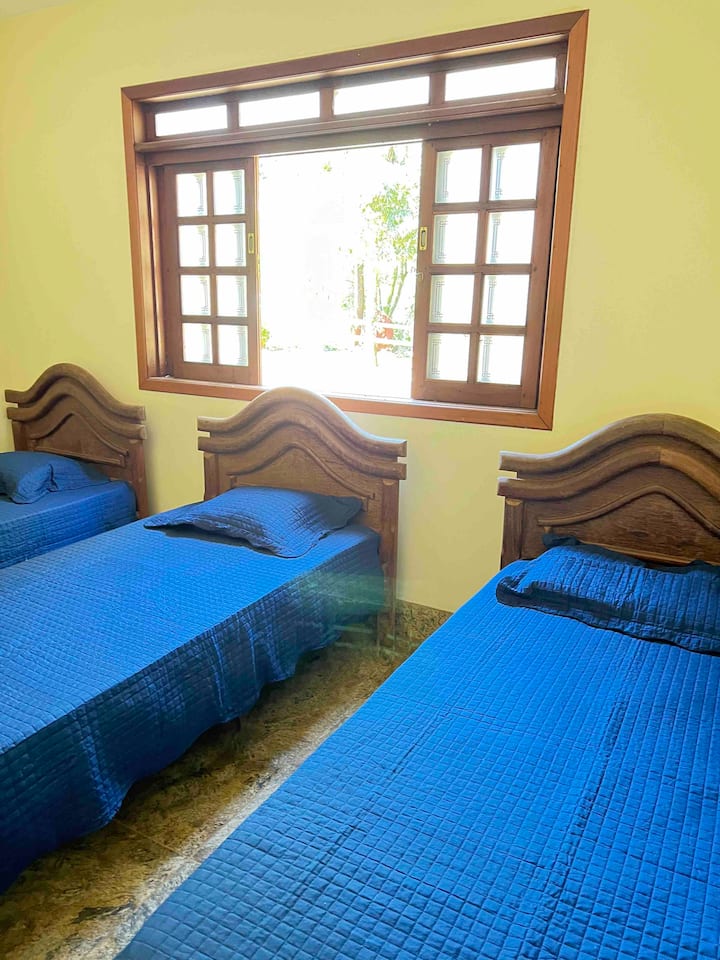 Chumba cha 2 cha kulala cha ghorofa ya kwanza chenye vitanda 3 vya mtu mmoja vinavyoangalia msituni 