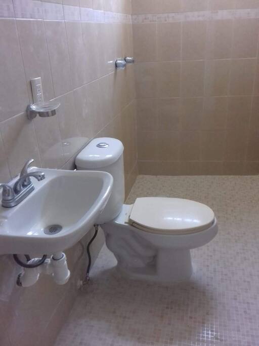 Baño con sus accesorios.