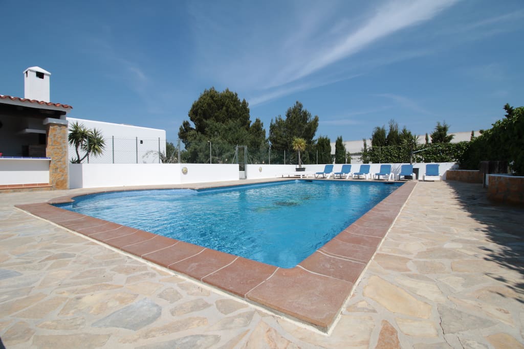 Spacious pool area with outdoor kitchen / BBQ / Dining area / Loungers