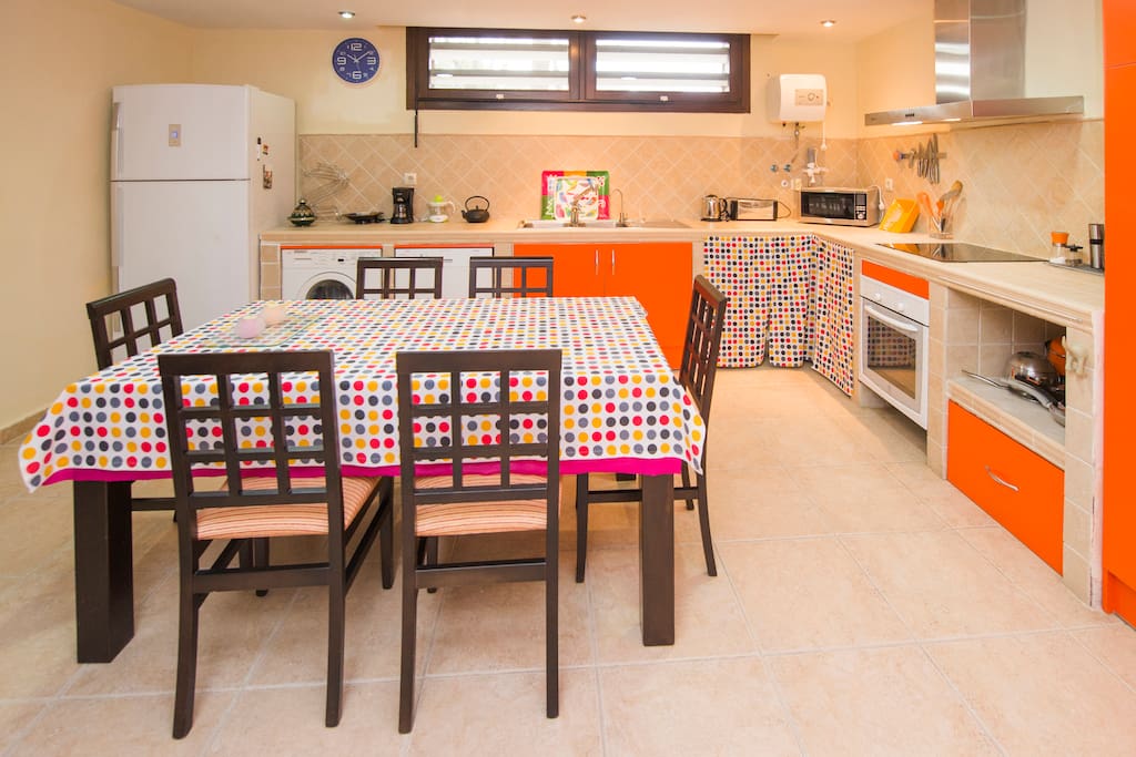 Cocina-comedor con grandes y pequeños electrodomésticos, aseo, pequeño patio interior.